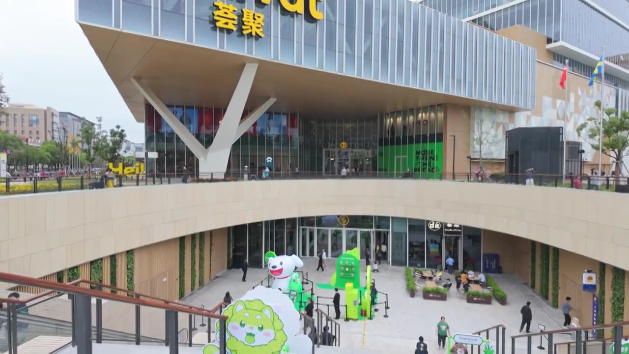 上海荟聚商场购物中心人流视频素材画面1