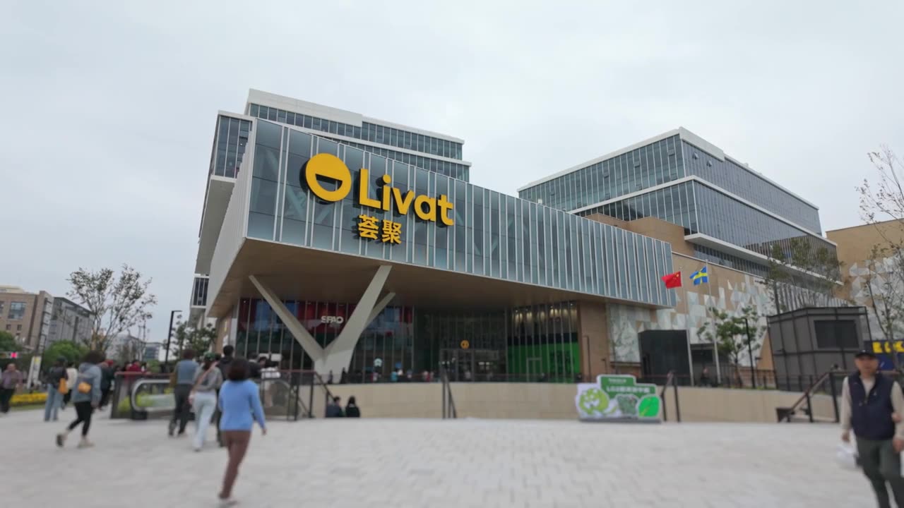 上海荟聚商场购物中心人流视频素材画面1