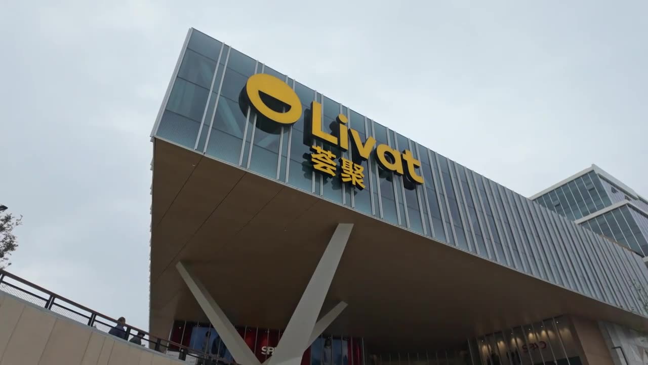 上海荟聚商场购物中心人流视频素材画面1