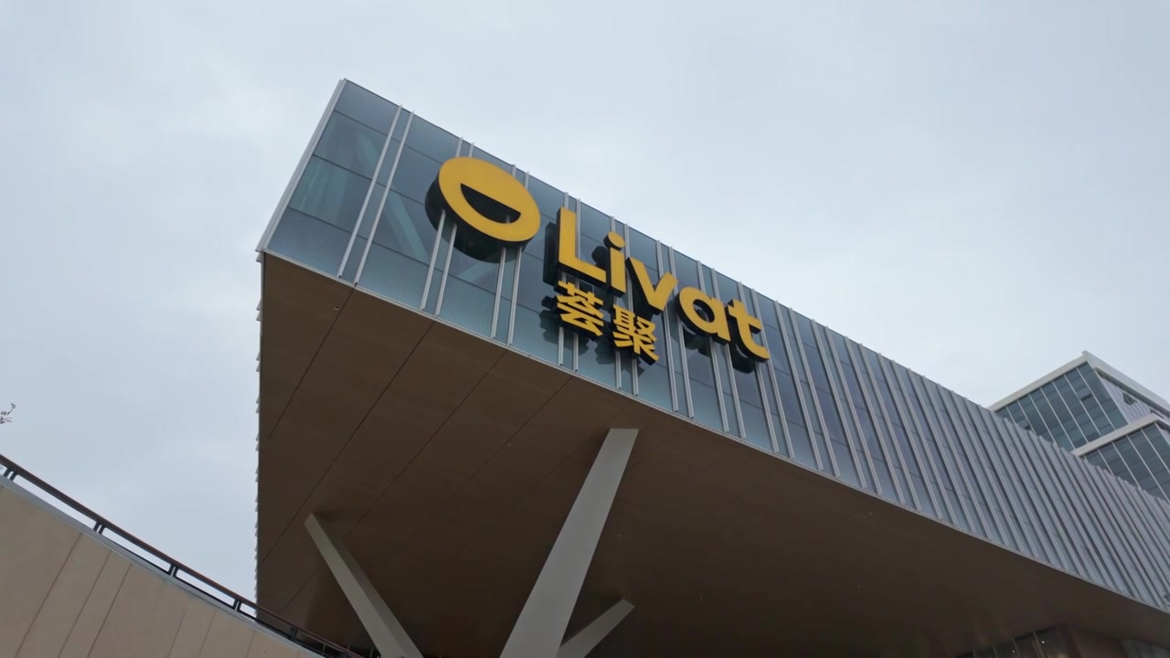 上海荟聚商场购物中心人流视频素材画面3