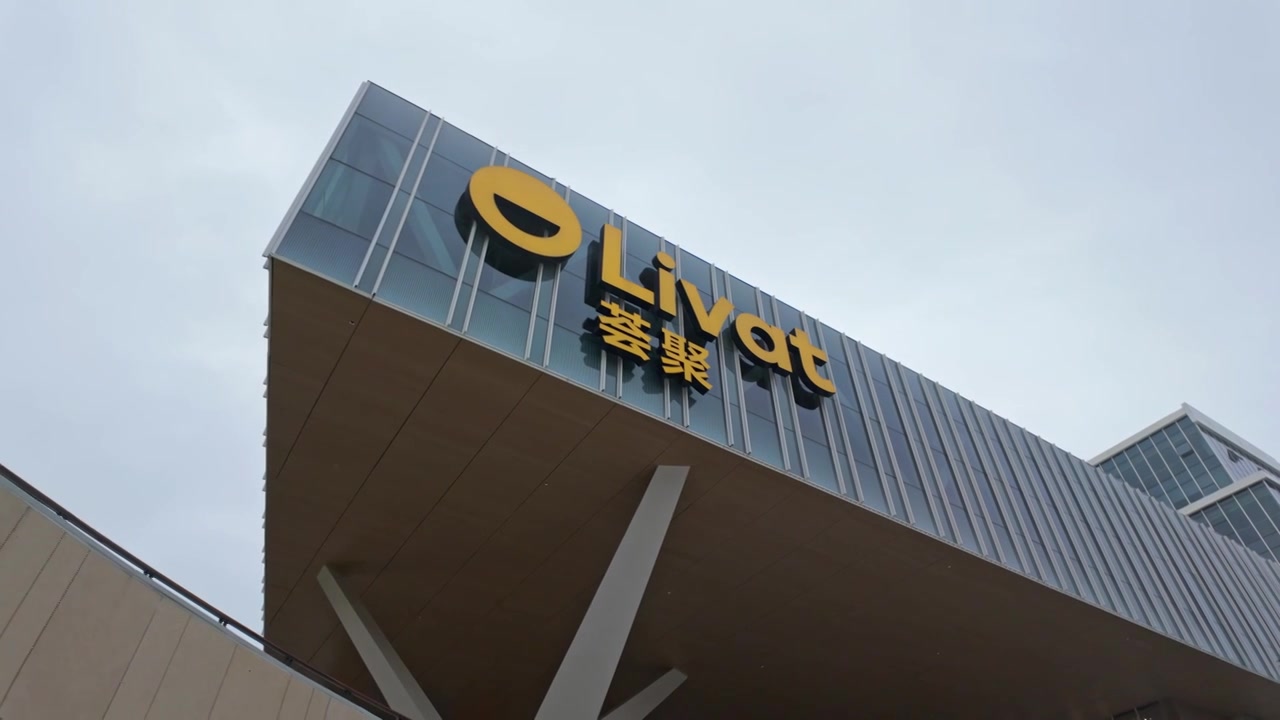上海荟聚商场购物中心人流视频素材画面4