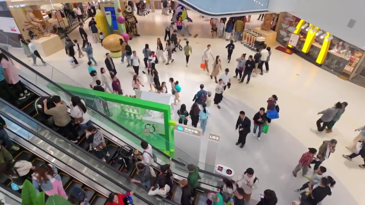上海荟聚商场购物中心人流视频素材画面1