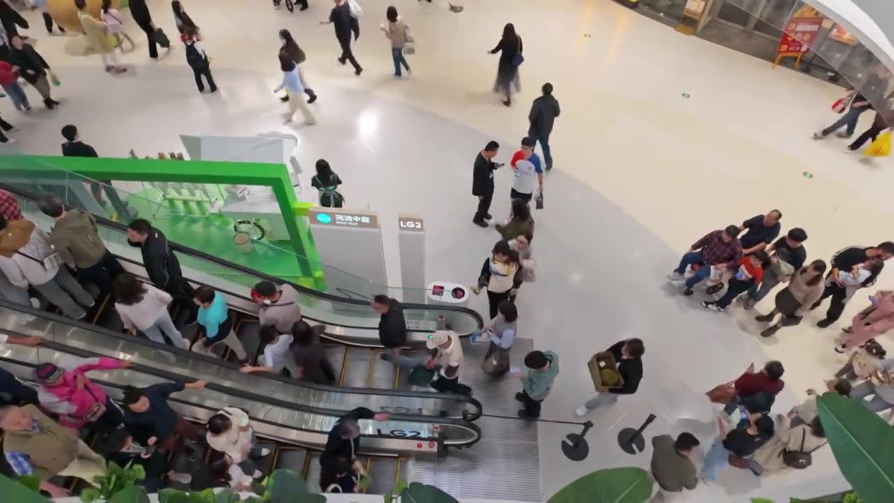上海荟聚商场购物中心人流视频素材画面1