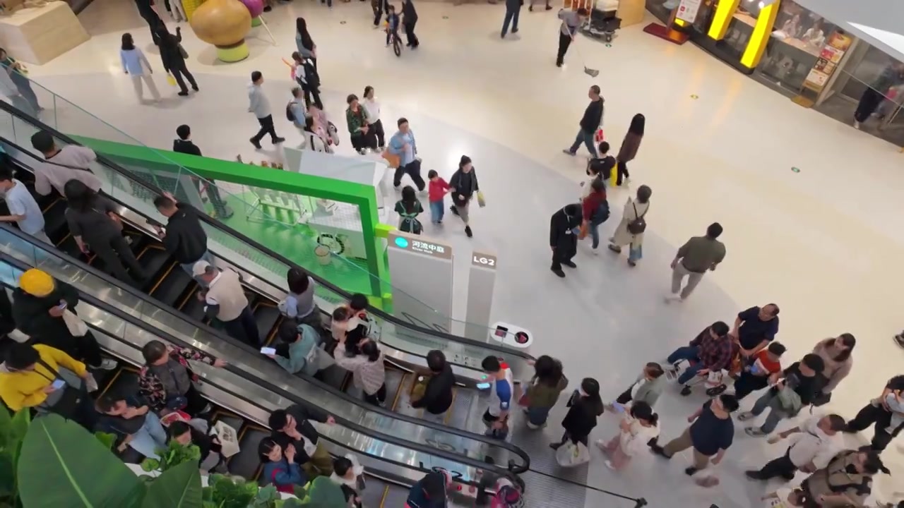 上海荟聚商场购物中心人流视频素材画面3