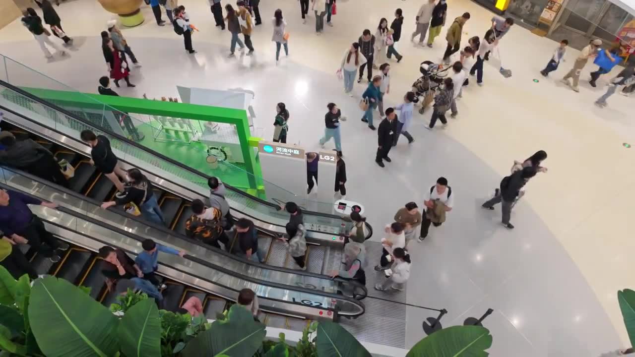 上海荟聚商场购物中心人流视频素材画面1