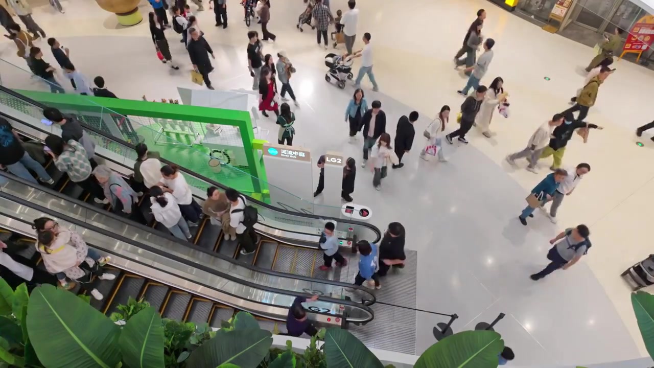 上海荟聚商场购物中心人流视频素材画面3