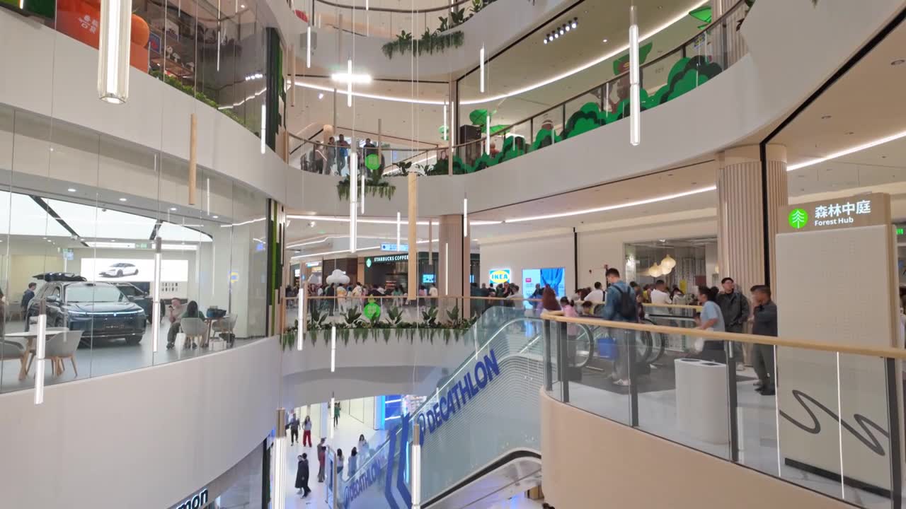 上海荟聚商场购物中心人流视频素材画面1