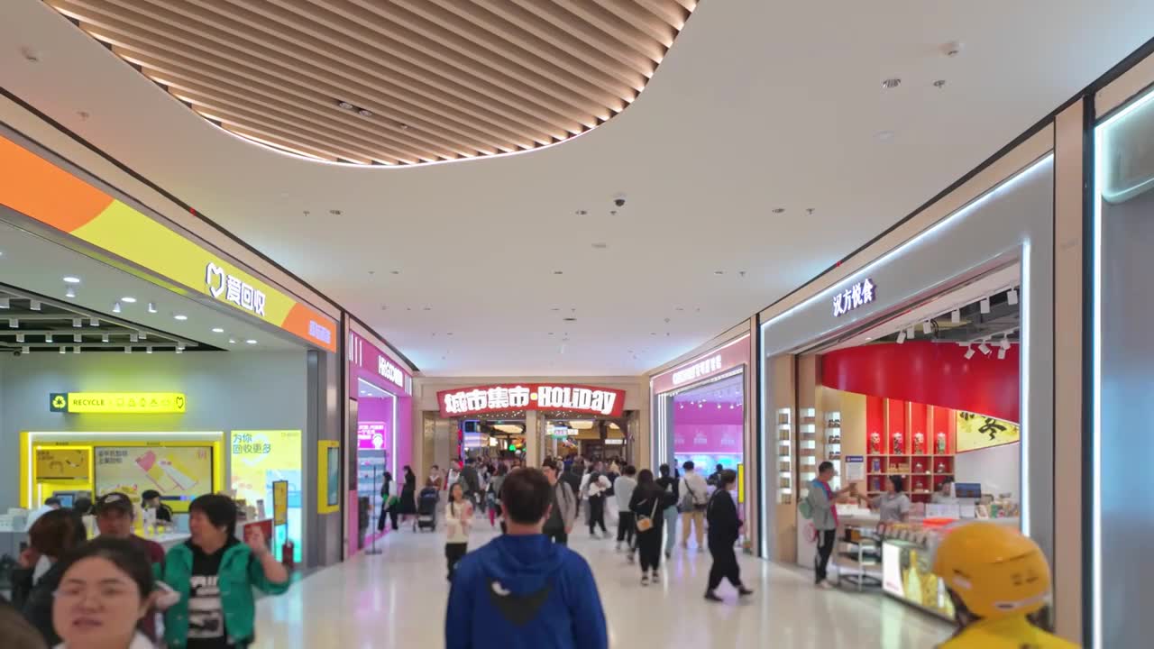 上海荟聚商场城市集市餐饮区美食区人流视频素材画面1