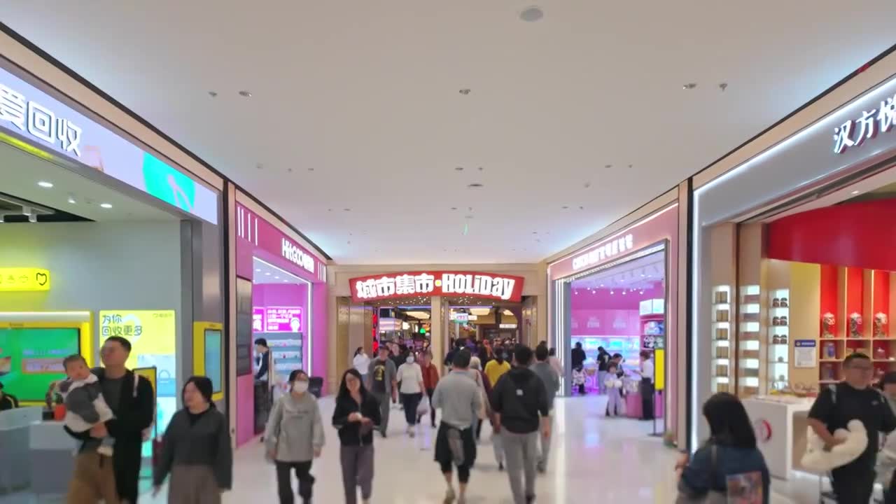 上海荟聚商场城市集市餐饮区美食区人流视频素材画面1