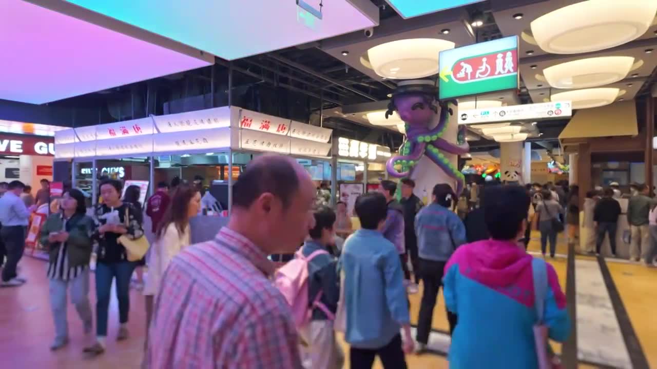 上海荟聚商场城市集市餐饮区美食区人流视频素材画面1