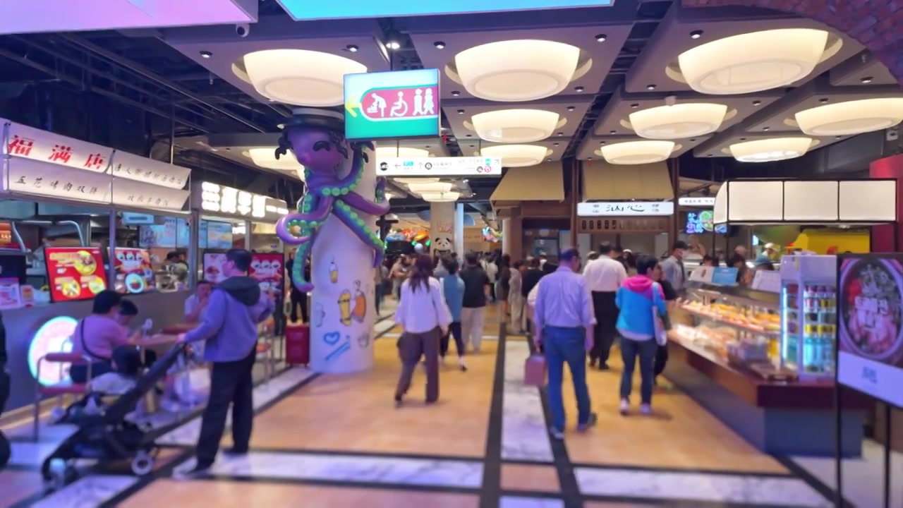 上海荟聚商场城市集市餐饮区美食区人流视频素材画面3