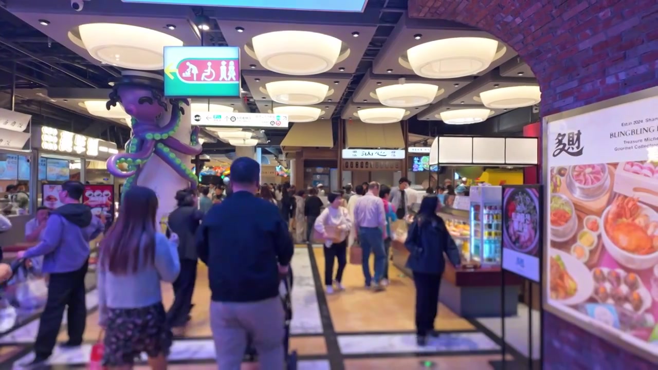 上海荟聚商场城市集市餐饮区美食区人流视频素材画面4