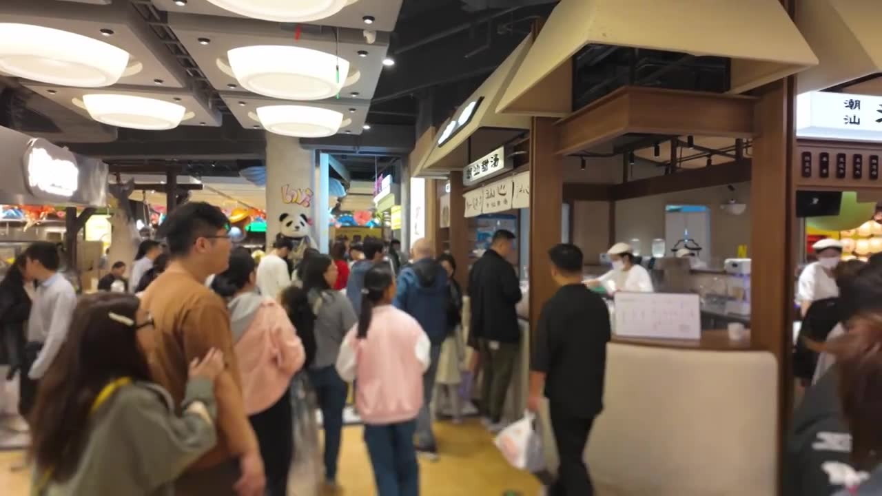上海荟聚商场城市集市餐饮区美食区人流视频素材画面1