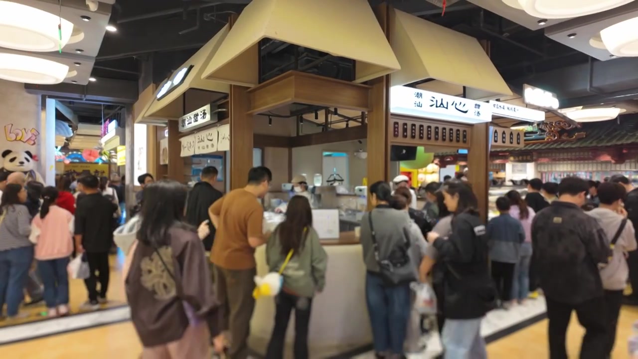 上海荟聚商场城市集市餐饮区美食区人流视频素材画面3