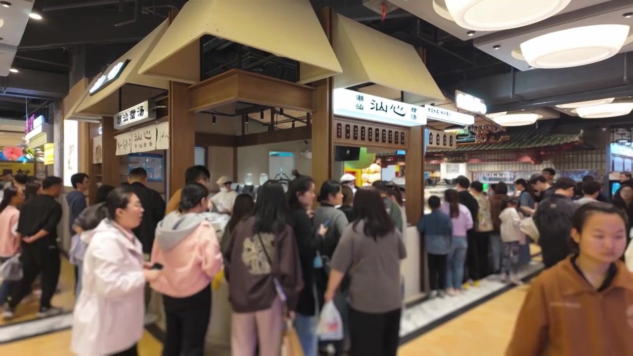 上海荟聚商场城市集市餐饮区美食区人流视频素材画面4