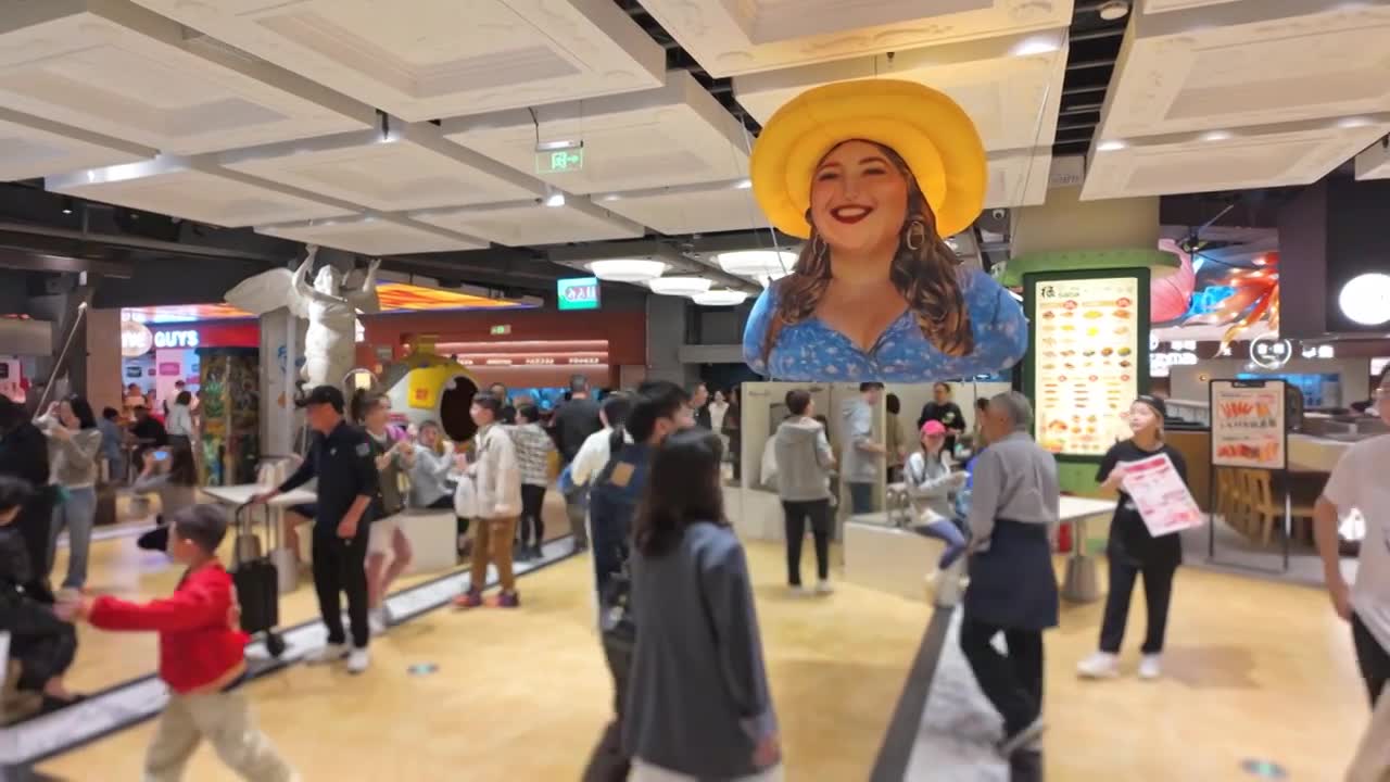 上海荟聚商场城市集市餐饮区美食区人流视频素材画面1