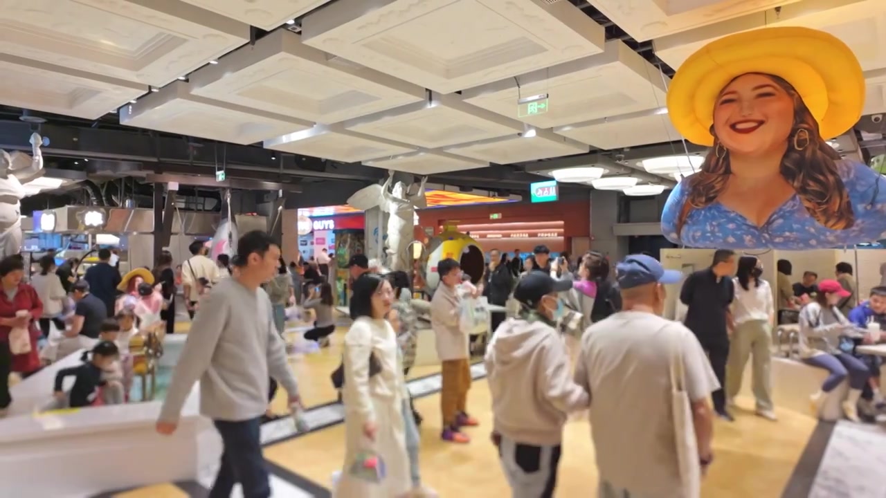 上海荟聚商场城市集市餐饮区美食区人流视频素材画面3