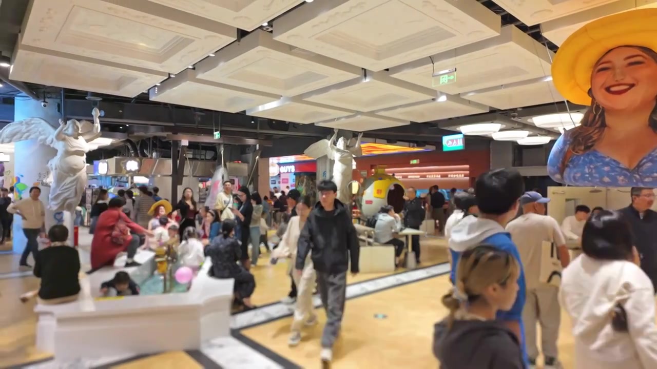 上海荟聚商场城市集市餐饮区美食区人流视频素材画面4