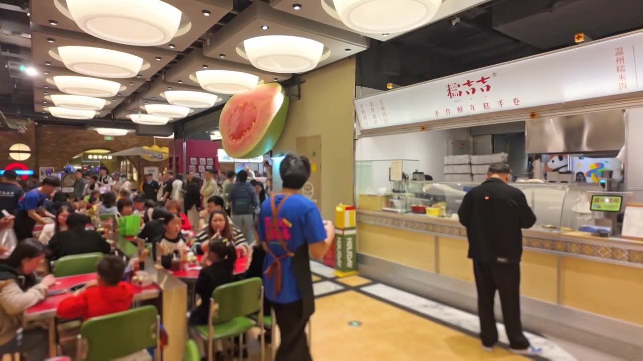 上海荟聚商场城市集市餐饮区美食区人流视频素材画面1