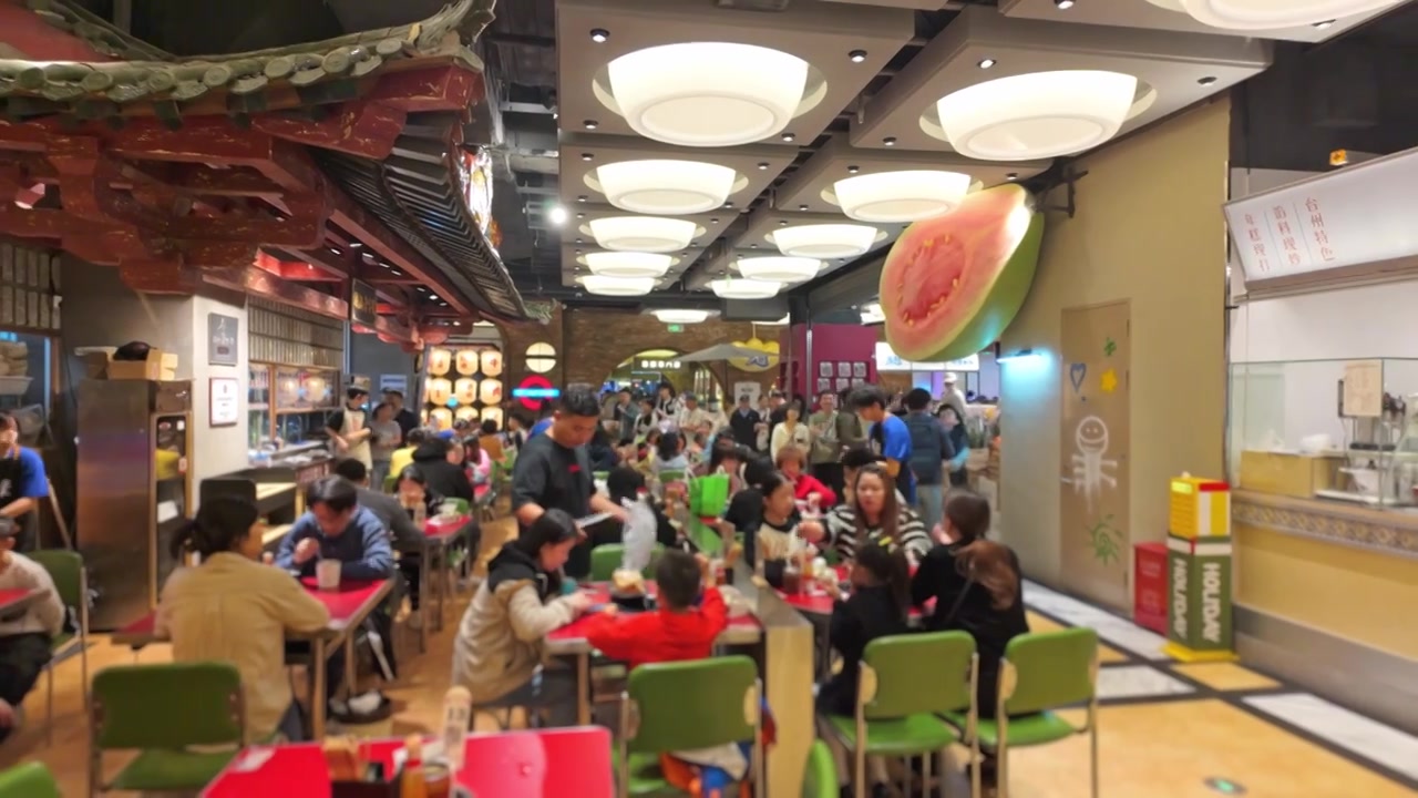 上海荟聚商场城市集市餐饮区美食区人流视频素材画面3