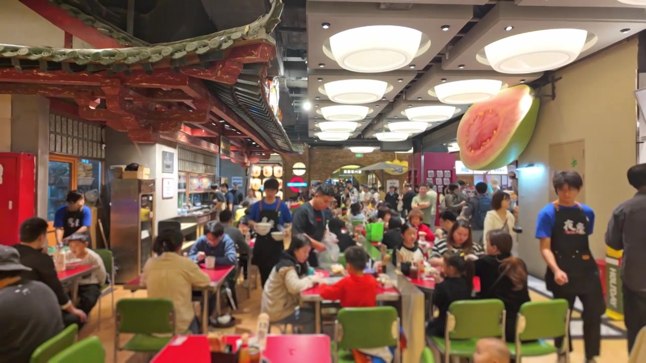 上海荟聚商场城市集市餐饮区美食区人流视频素材画面4