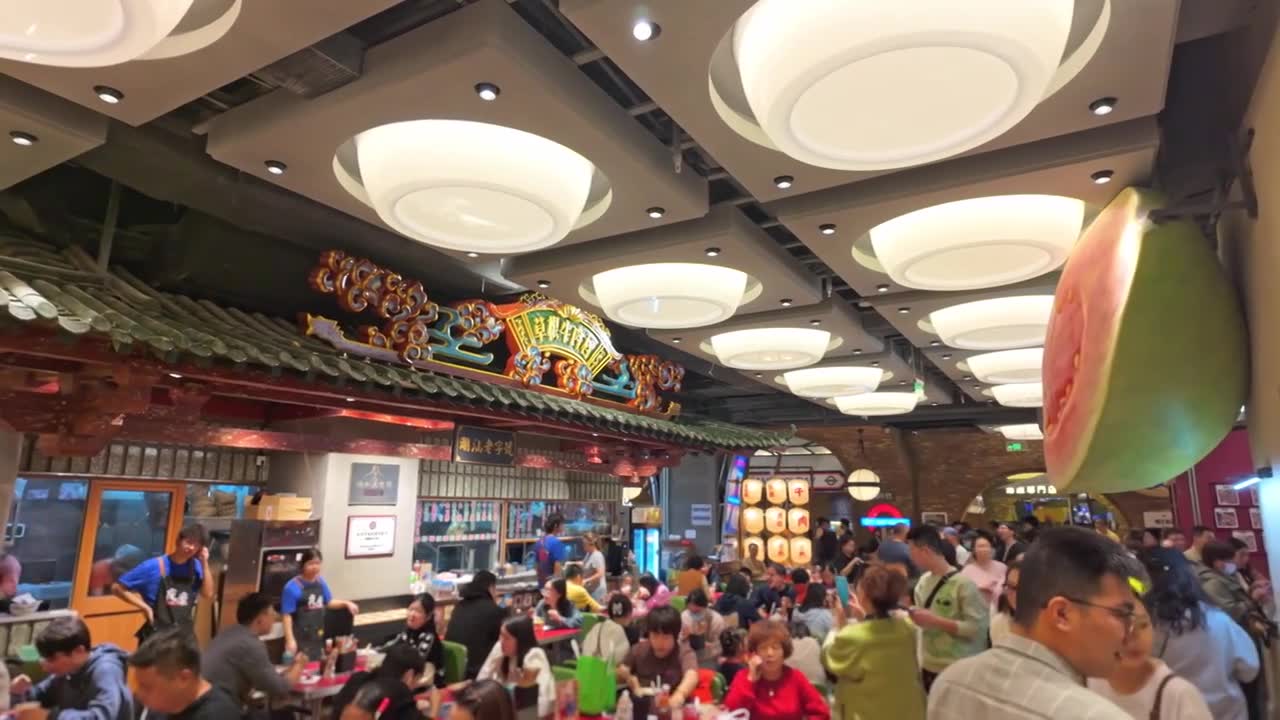 上海荟聚商场城市集市餐饮区美食区人流视频素材画面1