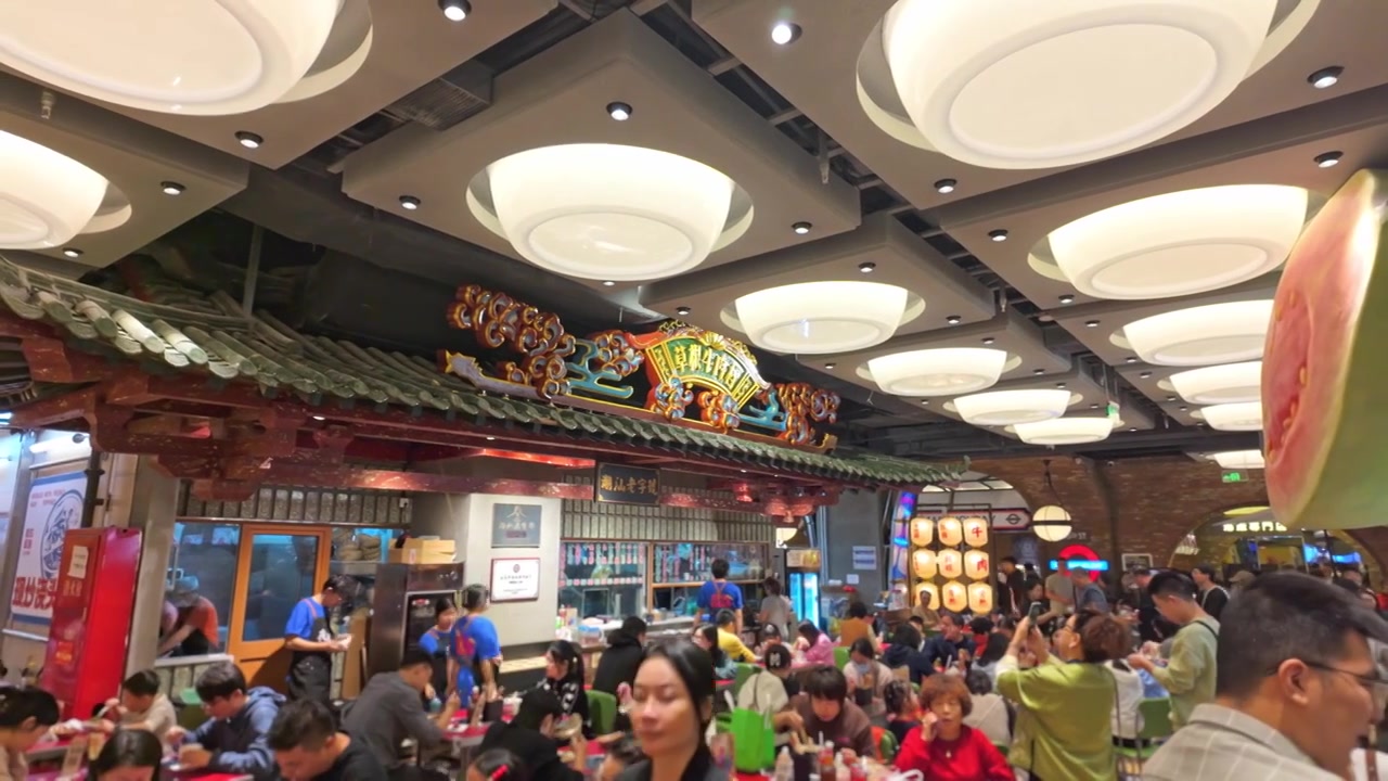 上海荟聚商场城市集市餐饮区美食区人流视频素材画面3