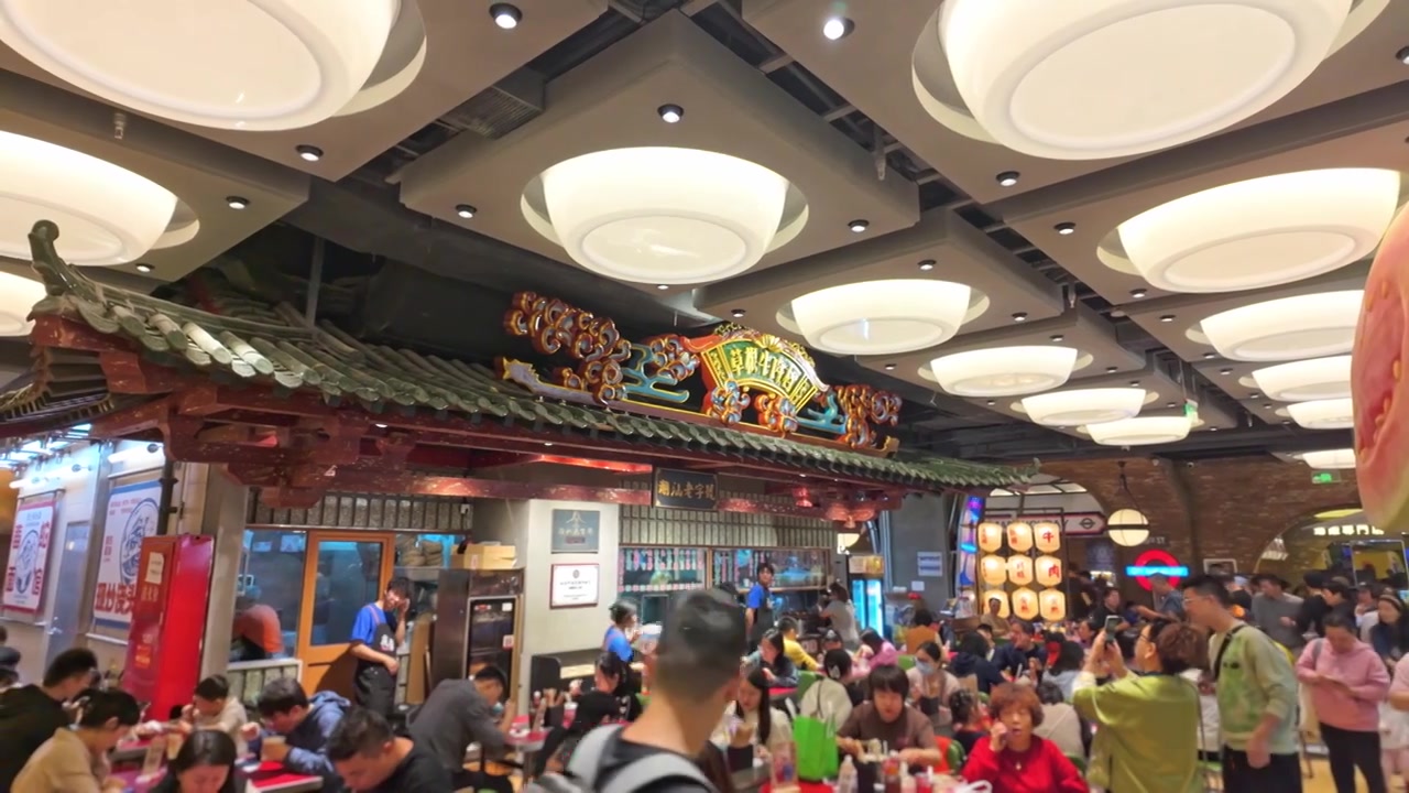 上海荟聚商场城市集市餐饮区美食区人流视频素材画面4
