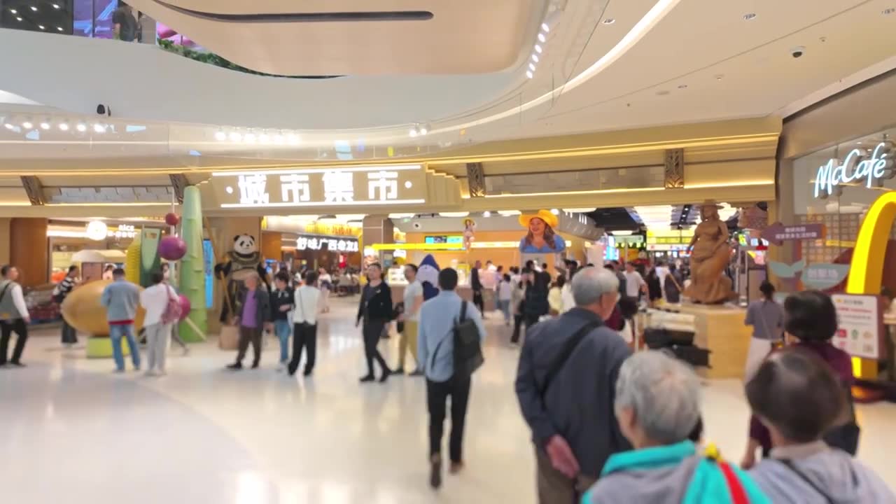 上海荟聚商场城市集市餐饮区美食区人流视频素材画面1