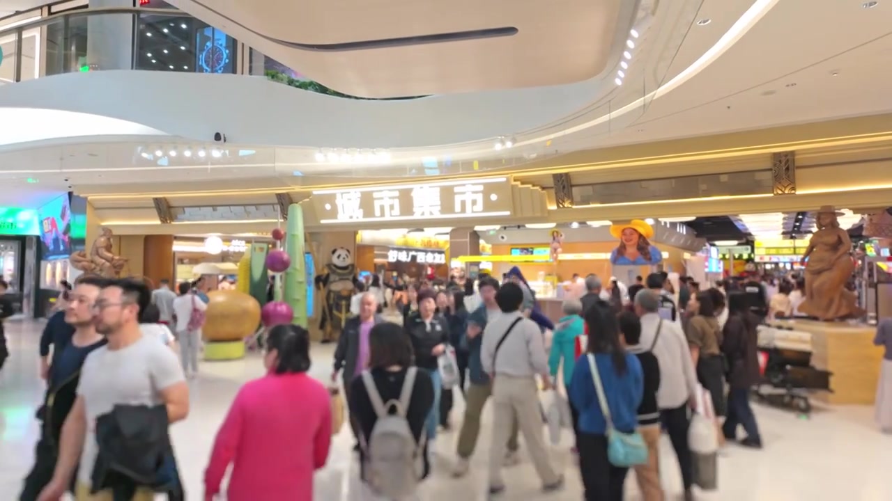 上海荟聚商场城市集市餐饮区美食区人流视频素材画面3