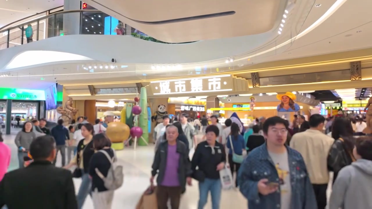 上海荟聚商场城市集市餐饮区美食区人流视频素材画面4