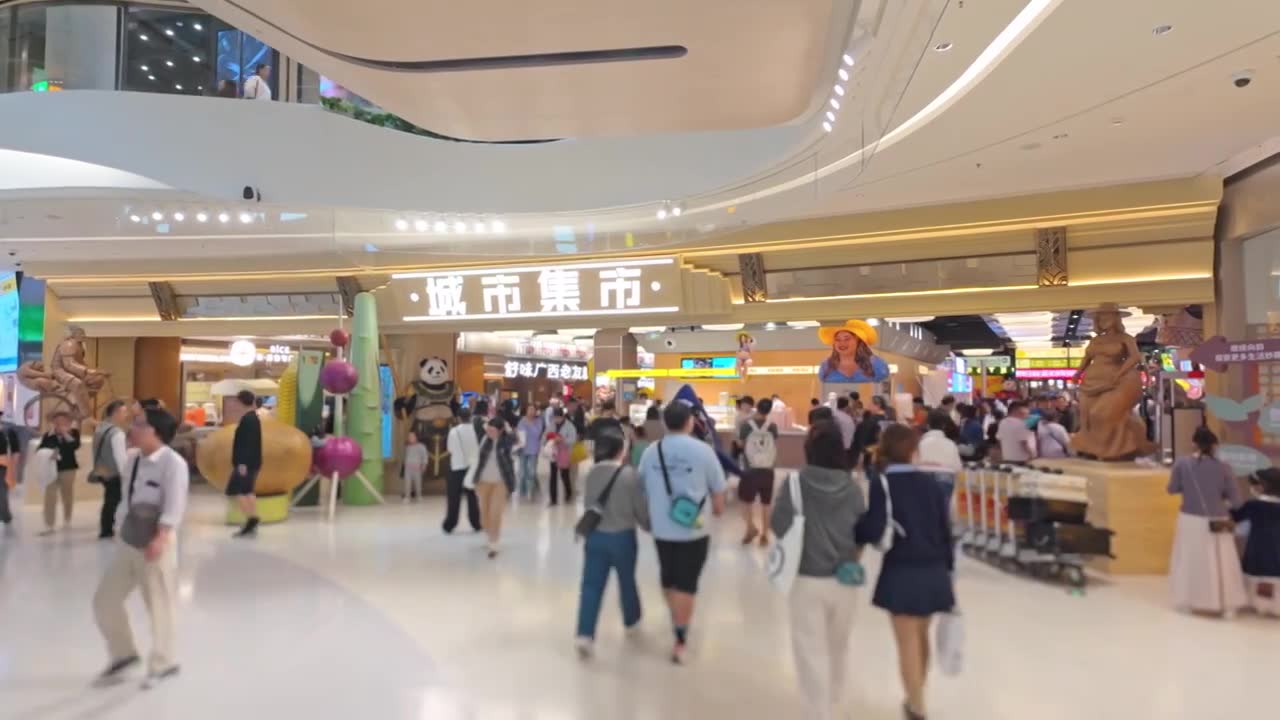 上海荟聚商场城市集市餐饮区美食区人流视频素材画面1