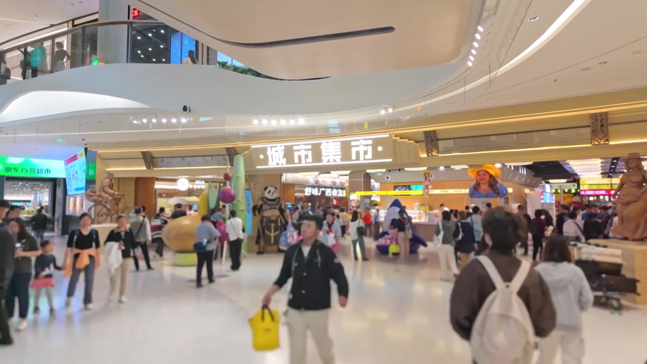 上海荟聚商场城市集市餐饮区美食区人流视频素材画面3