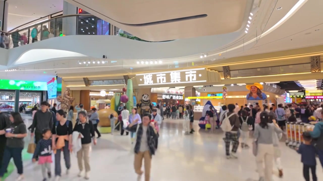 上海荟聚商场城市集市餐饮区美食区人流视频素材画面4