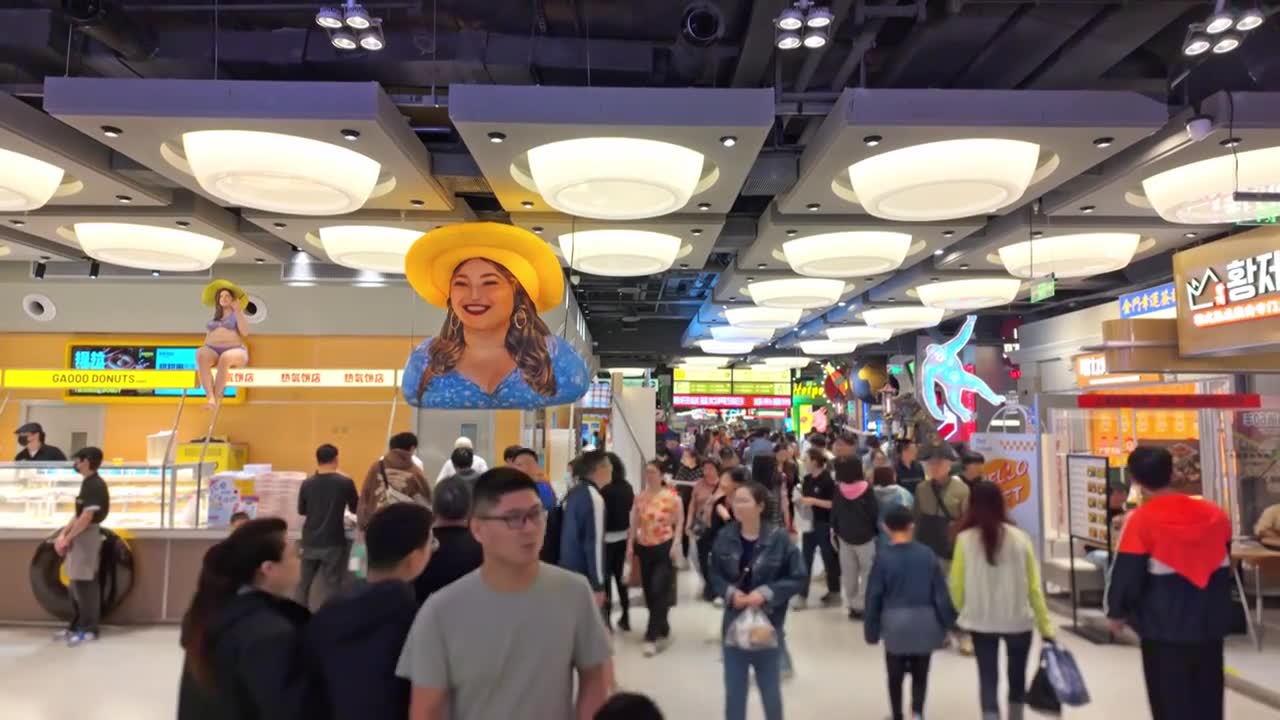上海荟聚商场城市集市餐饮区美食区人流视频素材画面1