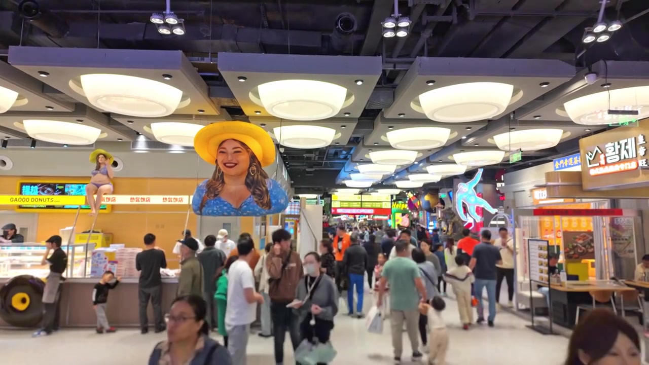 上海荟聚商场城市集市餐饮区美食区人流视频素材画面4