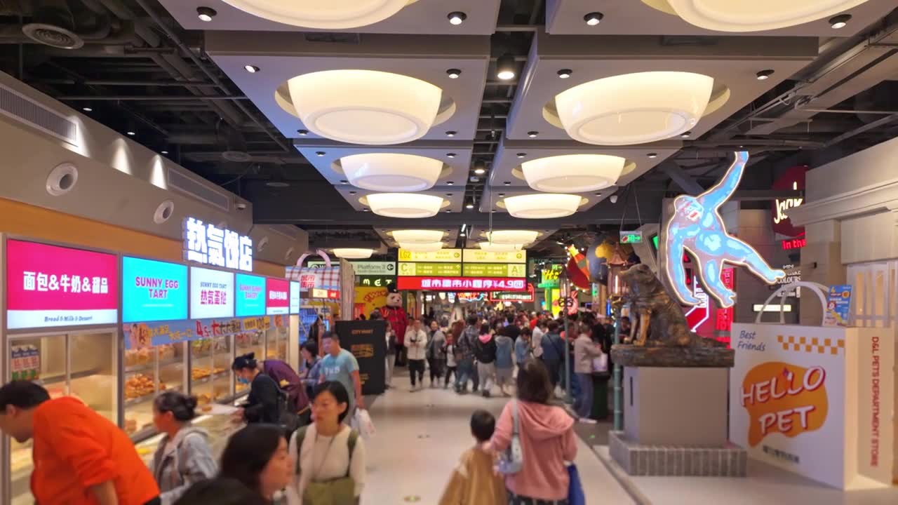 上海荟聚商场城市集市餐饮区美食区人流视频素材画面1