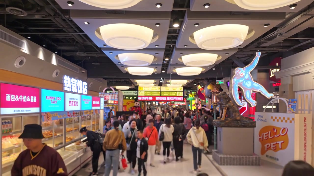 上海荟聚商场城市集市餐饮区美食区人流视频素材画面3