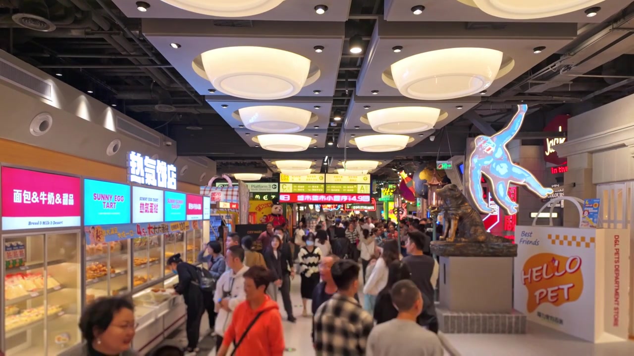 上海荟聚商场城市集市餐饮区美食区人流视频素材画面4
