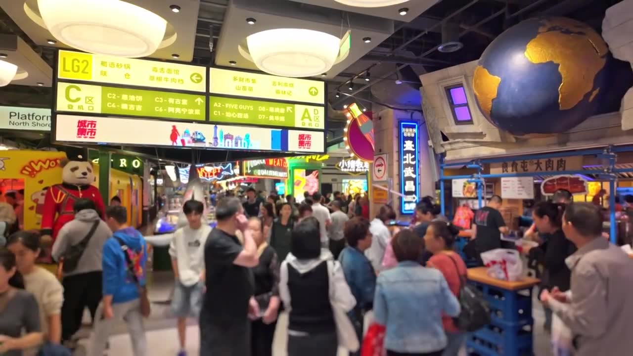 上海荟聚商场城市集市餐饮区美食区人流视频素材画面1