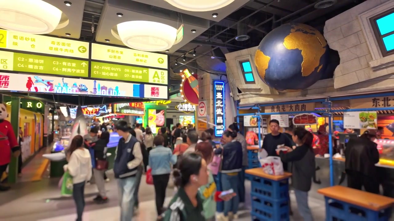 上海荟聚商场城市集市餐饮区美食区人流视频素材画面3