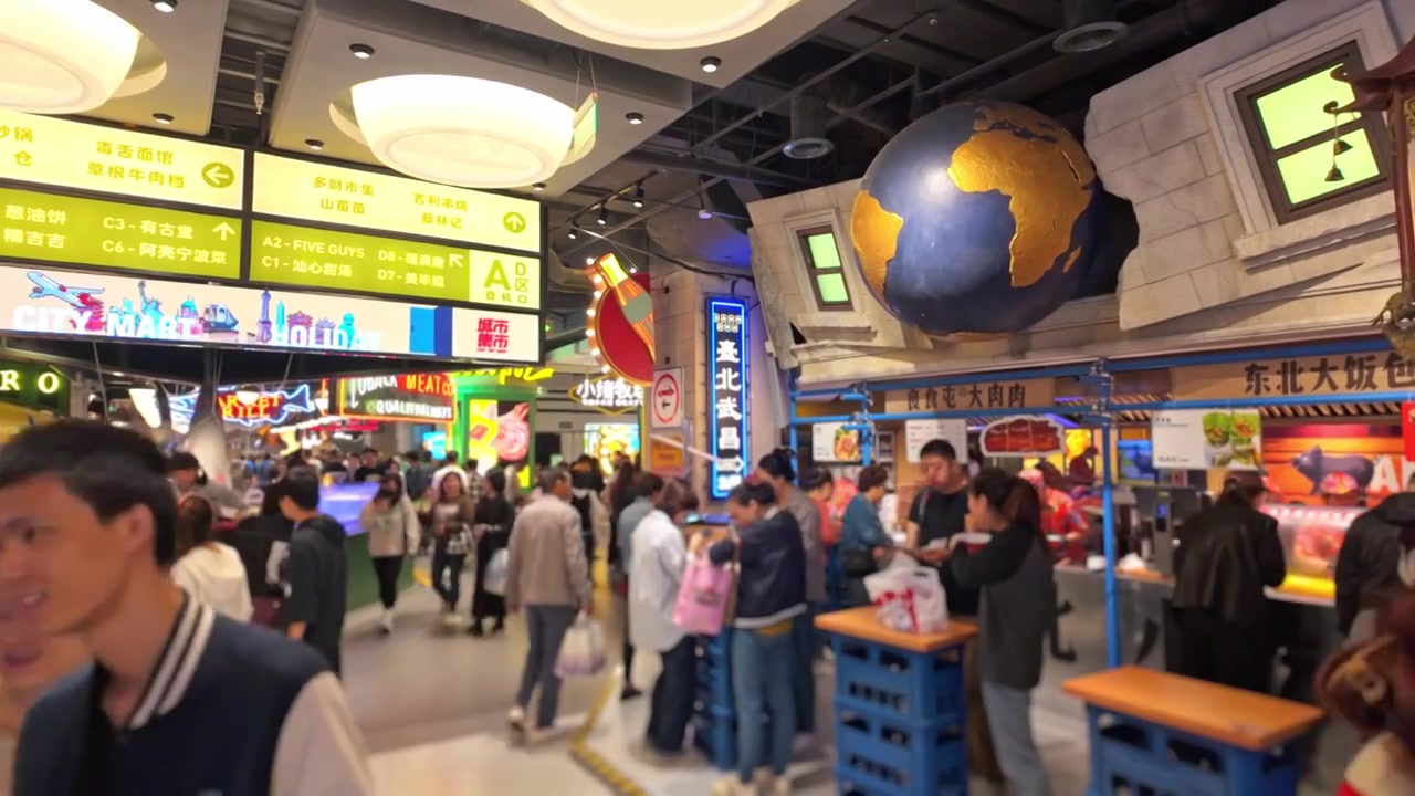 上海荟聚商场城市集市餐饮区美食区人流视频素材画面4