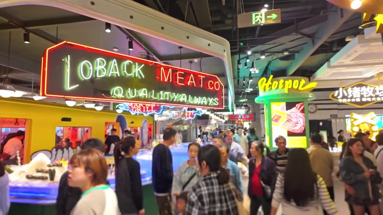 上海荟聚商场城市集市餐饮区美食区人流视频素材画面1