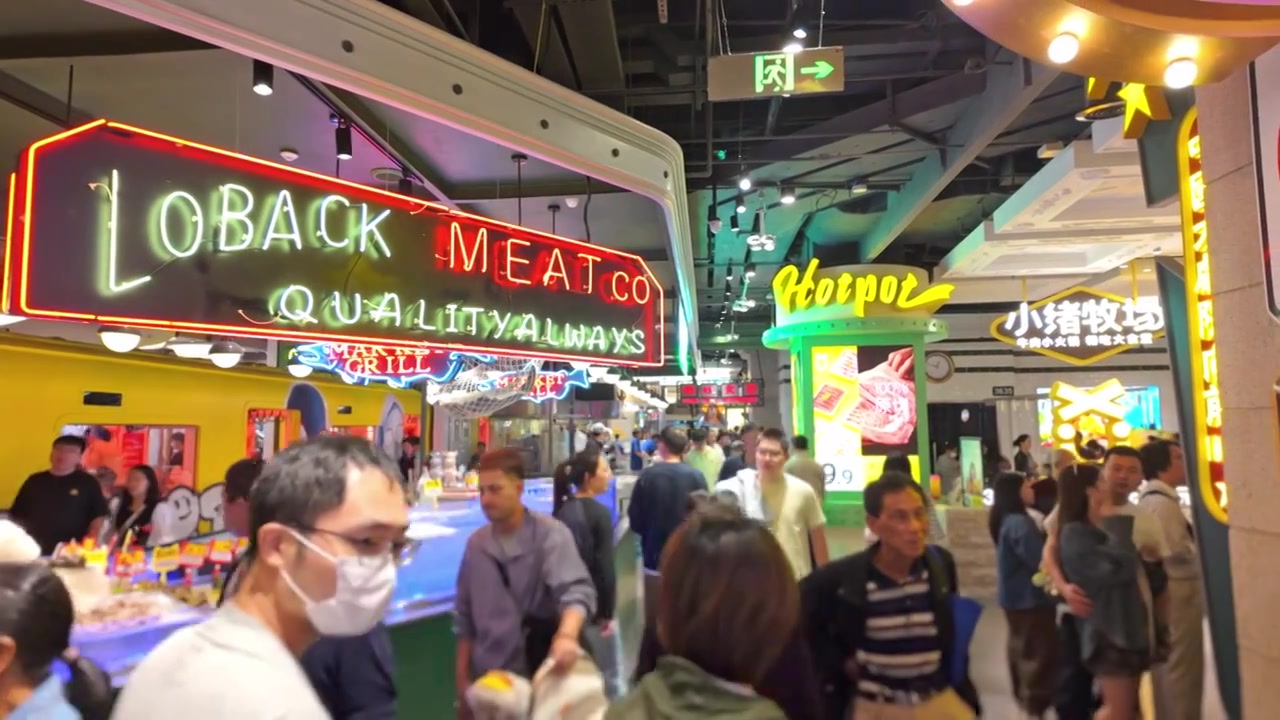 上海荟聚商场城市集市餐饮区美食区人流视频素材画面3