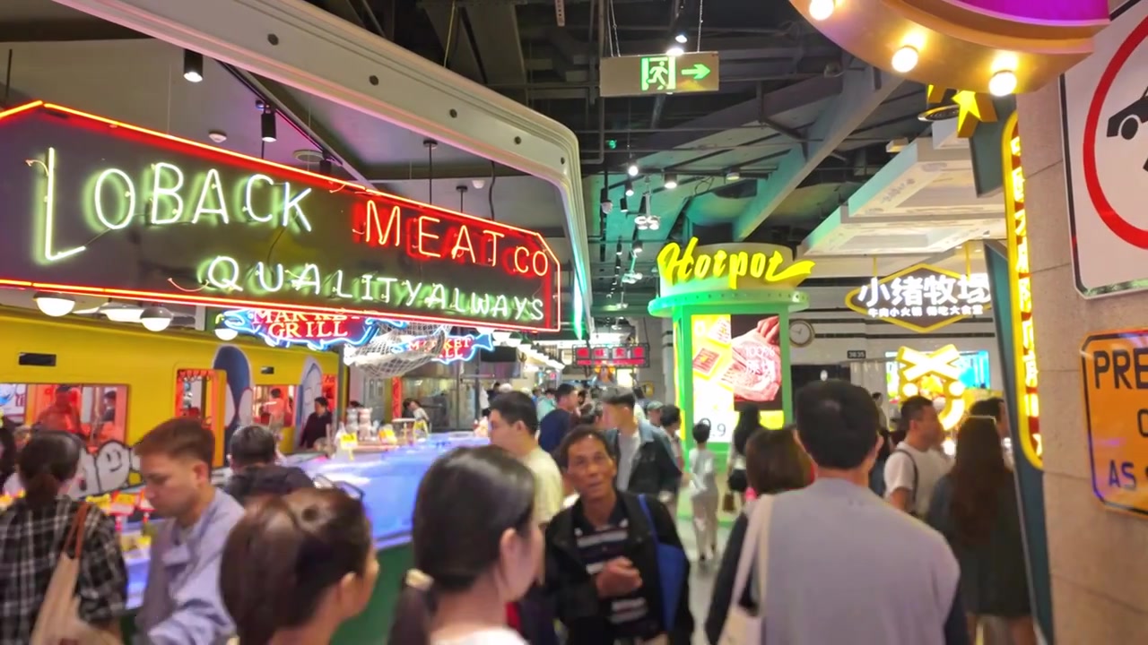 上海荟聚商场城市集市餐饮区美食区人流视频素材画面4