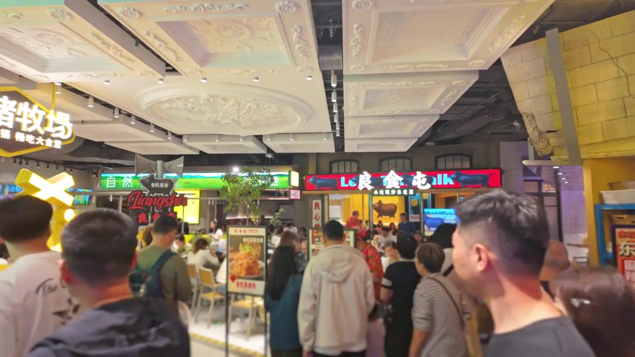 上海荟聚商场城市集市餐饮区美食区人流视频素材画面4