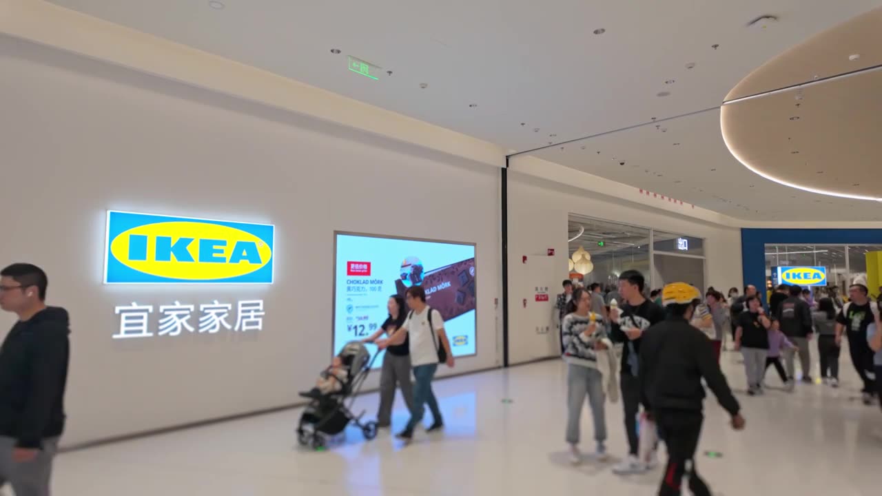 上海荟聚商场宜家家具家居店人流视频素材画面1