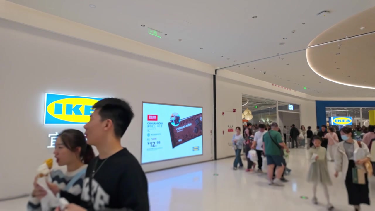 上海荟聚商场宜家家具家居店人流视频素材画面4