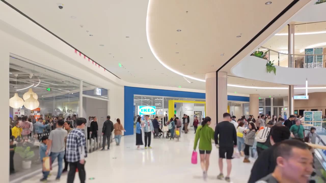 上海荟聚商场宜家家具家居店人流视频素材画面1