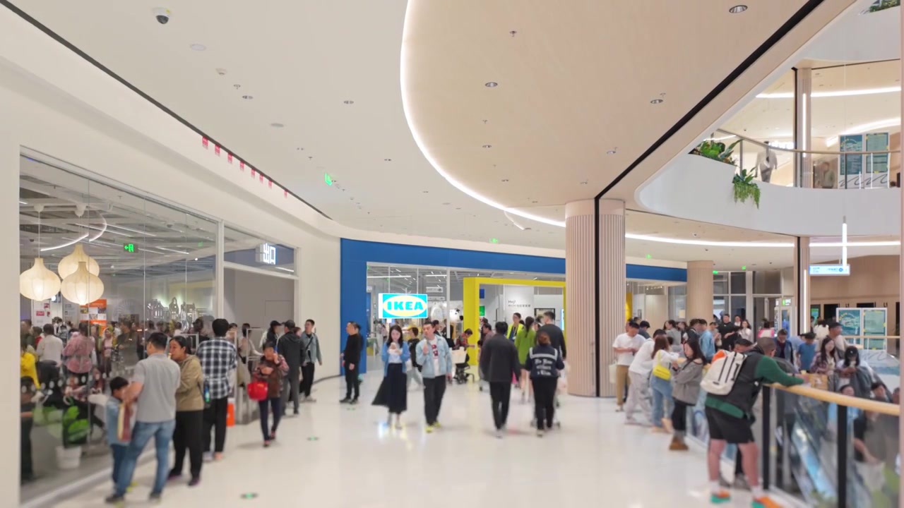 上海荟聚商场宜家家具家居店人流视频素材画面3